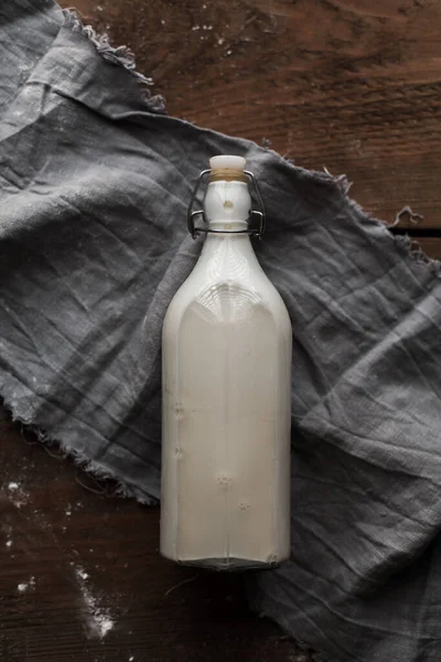 Eine Aufnahme Von Oben Mit Einer Flasche Milch Auf Einem — Stockfoto