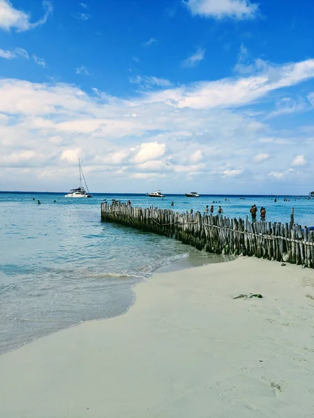 Uma Praia Areia Tranquila Junto Oceano Dia Ensolarado — Fotografia de Stock