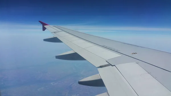 Eine Nahaufnahme Des Flügels Eines Fliegenden Flugzeugs Einem Sonnigen Tag — Stockfoto