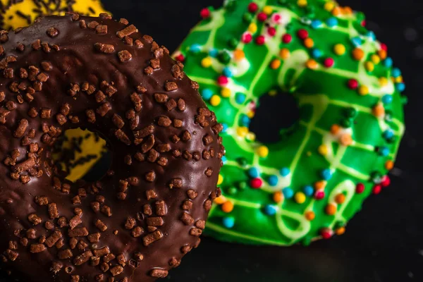 Eine Nahaufnahme Von Leckeren Süßen Donuts Mit Streusel Auf Schwarzem — Stockfoto