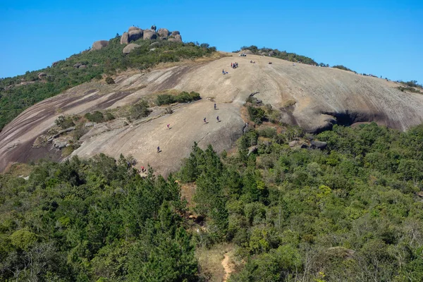 Turisterna Stora Klippformationen Pedra Grande Atibaia Sao Paulo Brasilien — Stockfoto