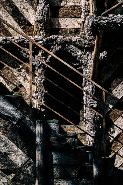 Eine Vertikale Aufnahme Eines Schönen Metallgeländers Einem Alten Holzgebäude Einem — Stockfoto