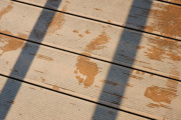 Een Close Van Natte Voetafdrukken Houten Steiger — Stockfoto