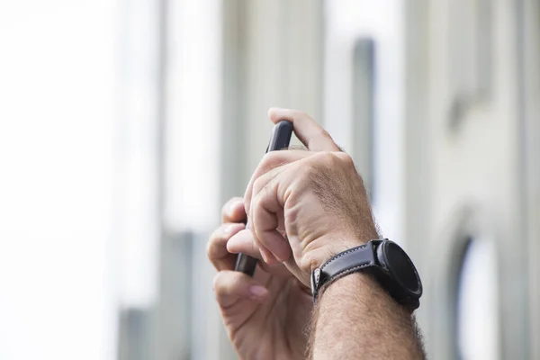 Mãos Homem Com Relógio Tirando Uma Foto Com Seu Celular — Fotografia de Stock
