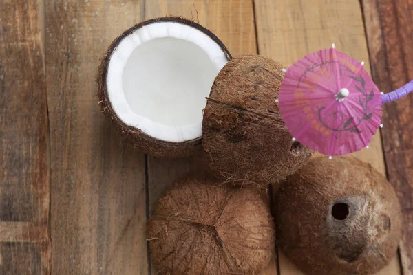 Gros Plan Noix Coco Fraîches Parapluie Cocktail Sur Une Surface — Photo