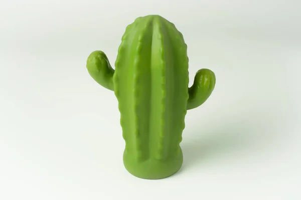 Egy Kis Műanyag Kaktuszfigura Közelsége Szürke Háttérrel — Stock Fotó