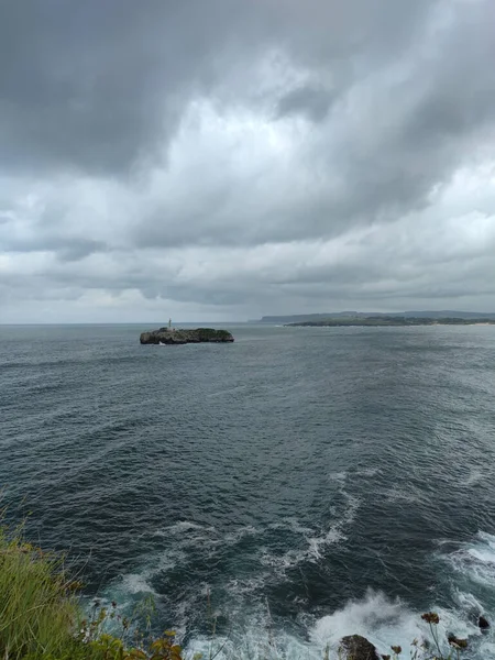 Een Schilderachtig Uitzicht Een Vuurtoren Het Mouro Eiland Santander Cantabrië — Stockfoto