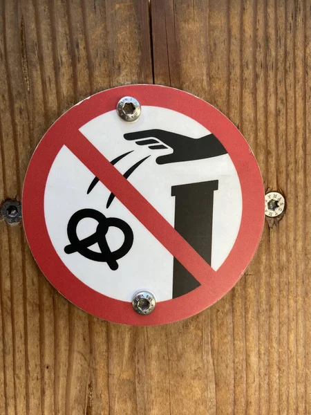 Вертикальний Знімок Знака Забороняє Кидати Крендель Стіну — стокове фото
