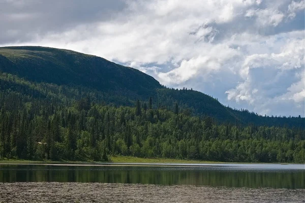 Krásná Krajina Jezera Zalesněných Hor Pod Zataženou Oblohou — Stock fotografie