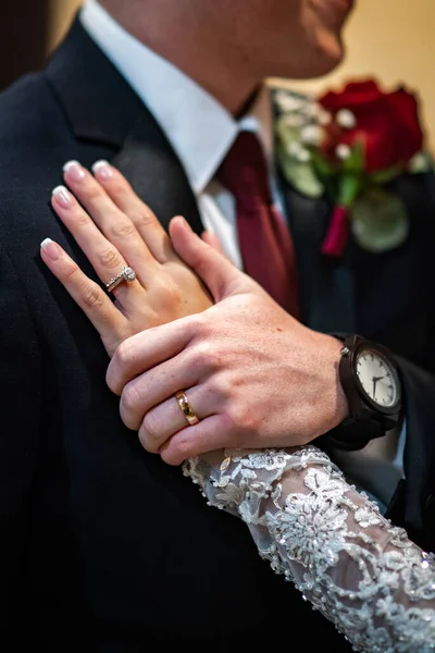 Tiro Vertical Casal Recém Casado Com Noivo Segurando Mão Noiva — Fotografia de Stock