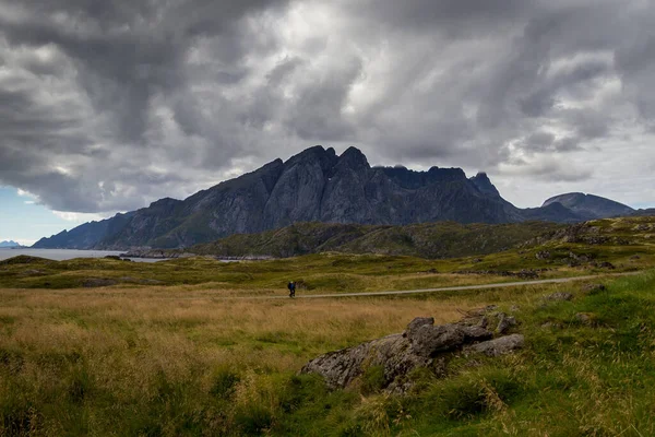Zwei Personen Wandern Hintergrund Eines Felsigen Berges Lofoten Norwegen — Stockfoto