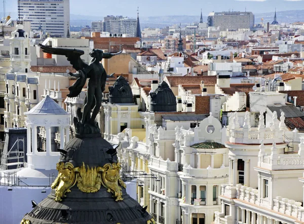 Nahaufnahme Einer Schwarzen Skulptur Über Der Skyline Von Madrid Spanien — Stockfoto