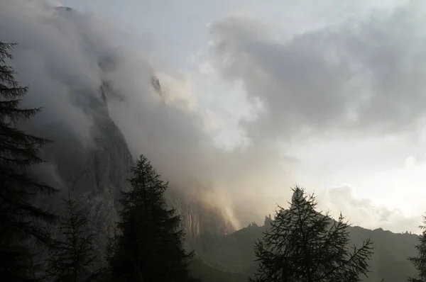 Ein Schöner Schuss Nebliger Wolken Über Den Bergen — Stockfoto