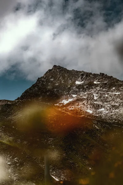Вертикальний Знімок Скелястих Гір Під Яскравим Хмарним Небом — стокове фото