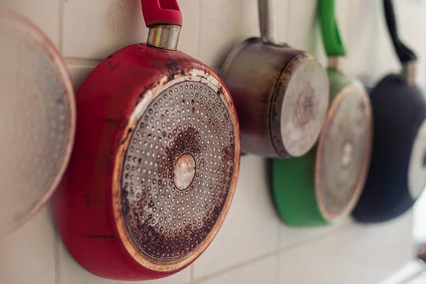 Closeup Shot Frying Pans Different Colors Hung Kitchen Wall — Stock Photo, Image