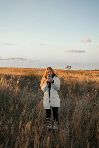 Eine Junge Frau Mit Blonden Haaren Mit Einem Smartphone Auf — Stockfoto