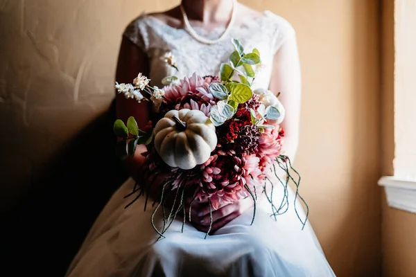 Nahaufnahme Einer Braut Weißen Kleid Mit Einem Dekorativen Strauß Aus — Stockfoto