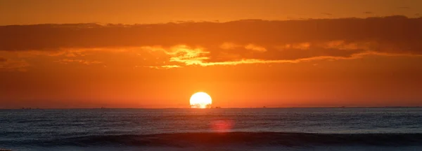 Una Bonita Puesta Sol Sobre Mar — Foto de Stock