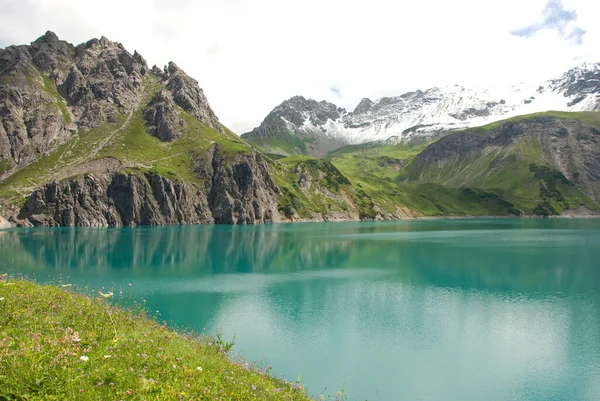 Lac Alpin Lunersee Dans Vorarlberg Avec Des Montagnes Enneigées Autriche — Photo