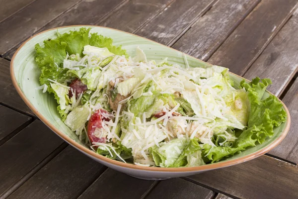 Une Salade Poulet Avec Laitue Iceberg Croûton Sur Table Bois — Photo