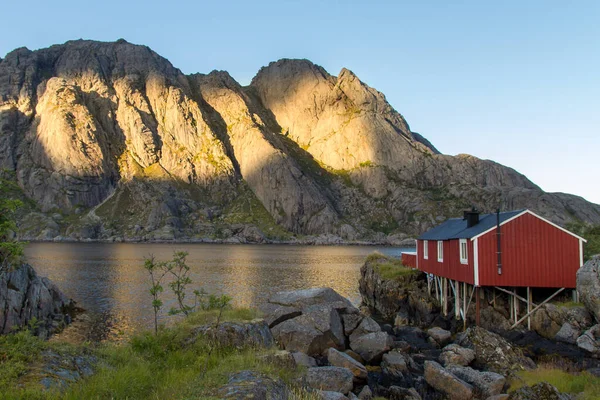 Uma Casa Madeira Vermelha Fundo Montanhas Rochosas Lofoten Islands Noruega — Fotografia de Stock