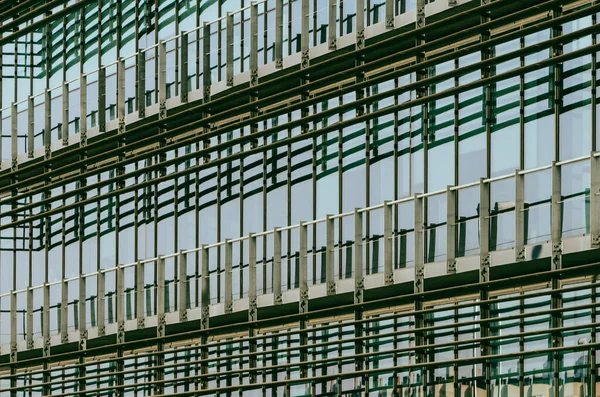 Gyönyörű Kilátás Nyílik Homlokzat Egy Modern Épület Üveg Ablakokkal — Stock Fotó