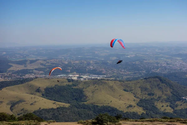 Mesmerizing View Paragliders Flying Mountains Pedra Grande Atibaia Sao Paulo — Stock Photo, Image