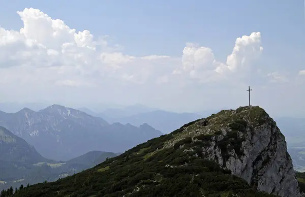 Прекрасний Знімок Хреста Скелястій Вершині Гори — стокове фото