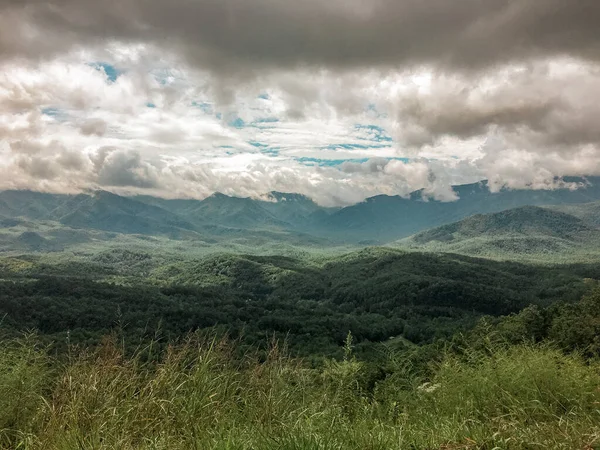 Uma Paisagem Colinas Cobertas Vegetação Sob Céu Nublado Campo — Fotografia de Stock