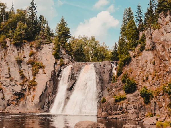 Uma Paisagem Cachoeira Parque Estadual Tettegouche Dia Ensolarado Nos Eua — Fotografia de Stock