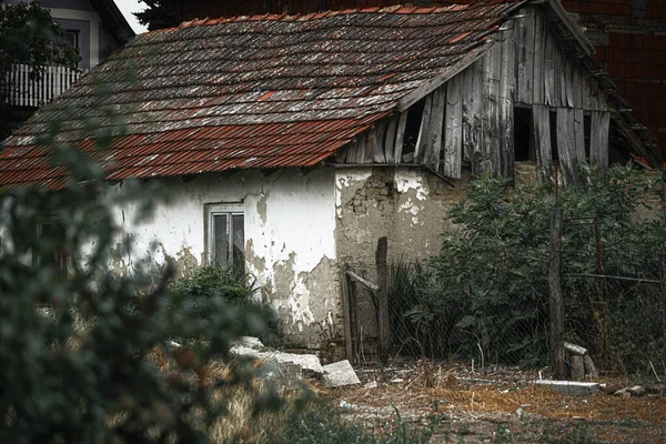 Een Natuurlijk Uitzicht Een Oud Verlaten Huis Met Wazig Struikgewas — Stockfoto