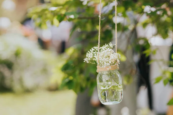 Gros Plan Pot Suspendu Verre Avec Des Fleurs Blanches — Photo