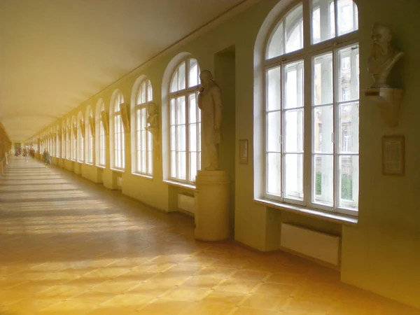 Corredor Uma Antiga Universidade Com Sombras Caindo Chão — Fotografia de Stock