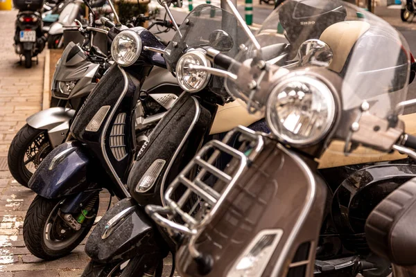 Rad Helt Nya Motorcyklar Parkerade Utomhus — Stockfoto
