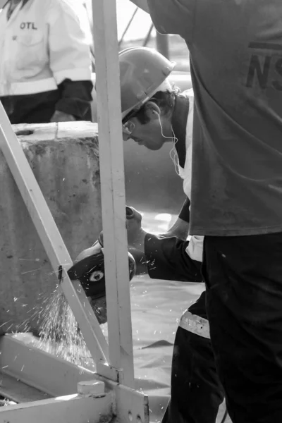 Johannesburg South Africa 2021年1月6日 一名工人在建筑工地用角磨床工作的灰度照片 — 图库照片