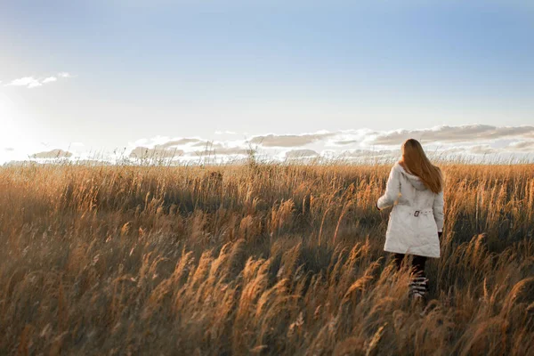 Eine Junge Frau Mit Blonden Haaren Amüsiert Sich Bei Sonnenuntergang — Stockfoto