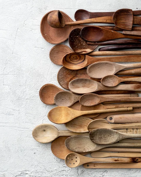 Una Toma Vertical Utensilios Cocina Madera Sobre Fondo Blanco Áspero — Foto de Stock