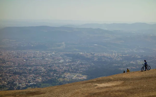 Τουρίστες Που Απολαμβάνουν Θέα Της Πόλης Pedra Grande Atibaia Σάο — Φωτογραφία Αρχείου