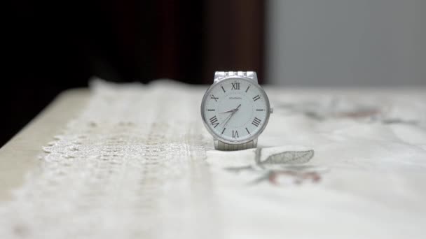 Relógio Alarme Vintage Velho Fundo Madeira — Vídeo de Stock