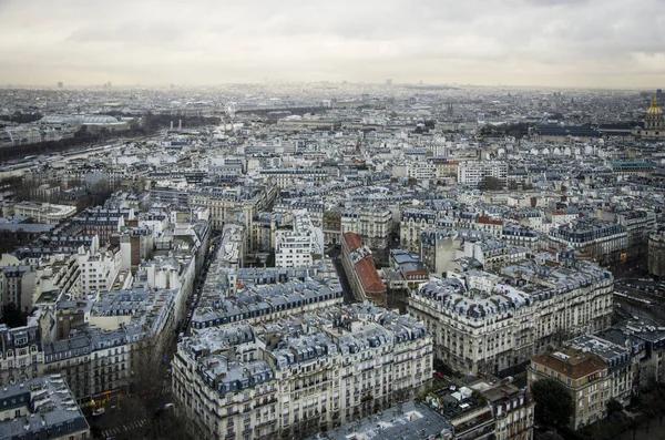 Paris Francja Stycznia 2014 Typowe Paryskie Dachy Budynki Zdobyte Wieży — Zdjęcie stockowe
