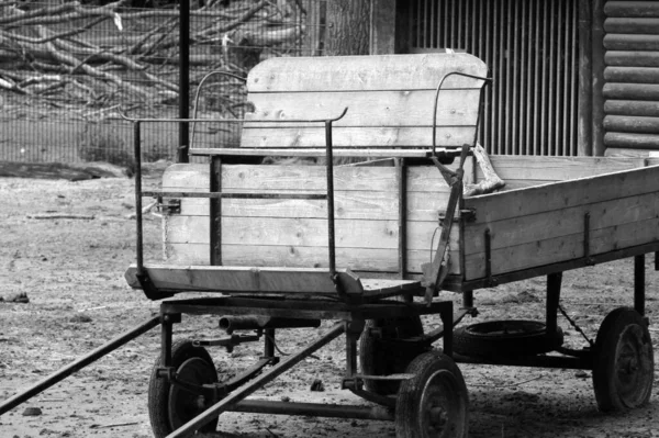 Grayscale Shot Old Wooden Trailer Farmland — Stock Photo, Image