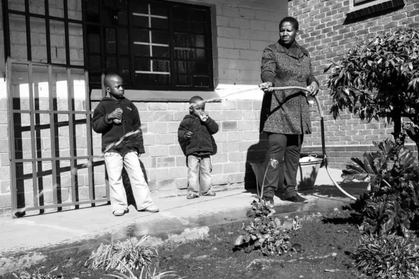 Johannesburg Südafrika Januar 2021 Eine Afrikanische Frau Leistet Gemeinnützige Gartenarbeit — Stockfoto