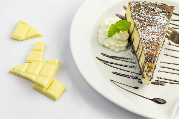 Ovanifrån Cheesecake Med Vispgrädde Mynta Isolerad Vit Bakgrund — Stockfoto