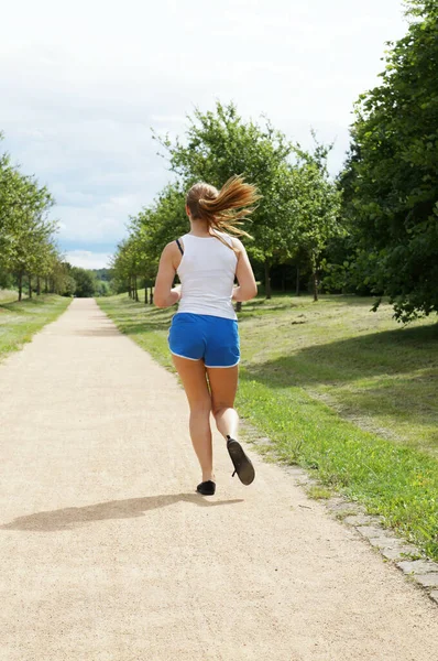Młoda Kaukaska Kobieta Ćwicząca Biegająca Rano Koncepcja Zdrowego Stylu Życia — Zdjęcie stockowe