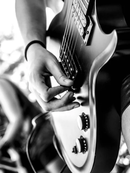 Tiro Vertical Músico Tocando Uma Guitarra Elétrica Fundo Embaçado — Fotografia de Stock