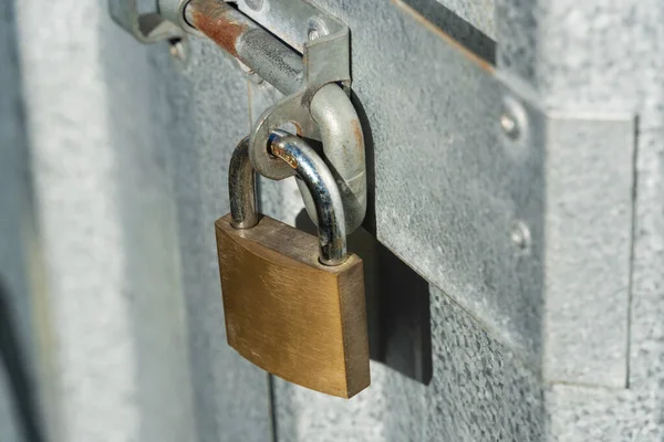 Ασφαλής Κλειδαριά Μιας Μεταλλικής Πόρτας — Φωτογραφία Αρχείου