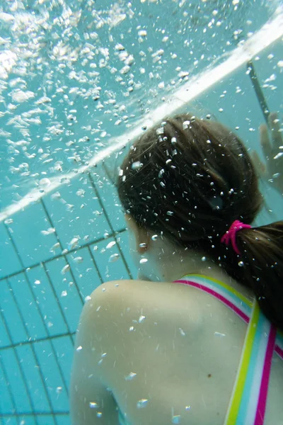 수영장에서 수영하는 — 스톡 사진