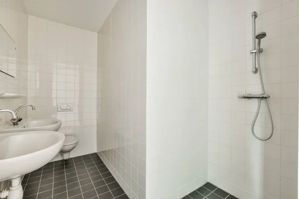 Uma Casa Banho Com Paredes Brancas Duas Pias Chuveiro — Fotografia de Stock