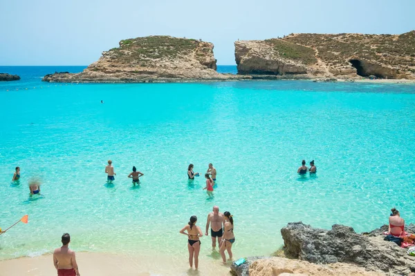 Comino Malta Jul 2021 Sunny Day Beach Malta Tourists Swimming — Stock Photo, Image