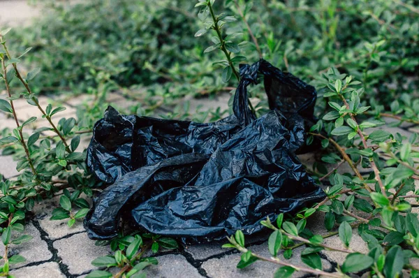 Primer Plano Una Bolsa Plástico Negro Tirada Suelo —  Fotos de Stock